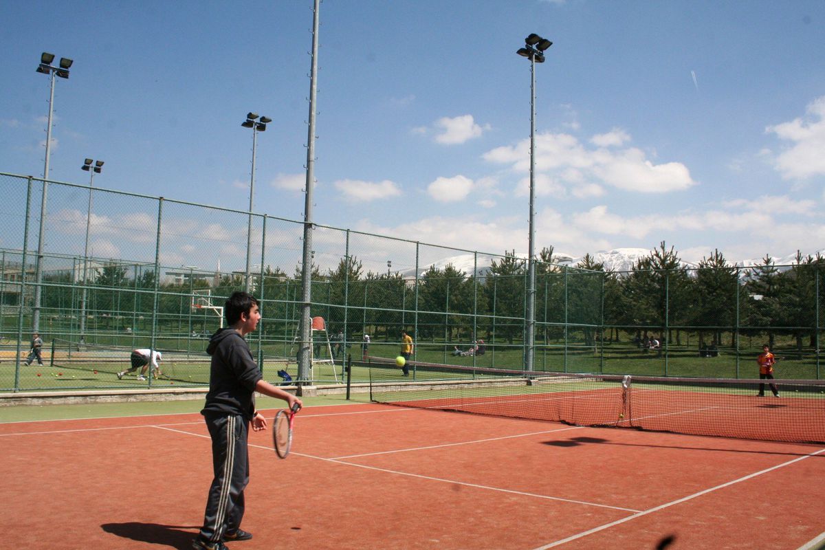 Erzurum Teniste Finale Koşuyor