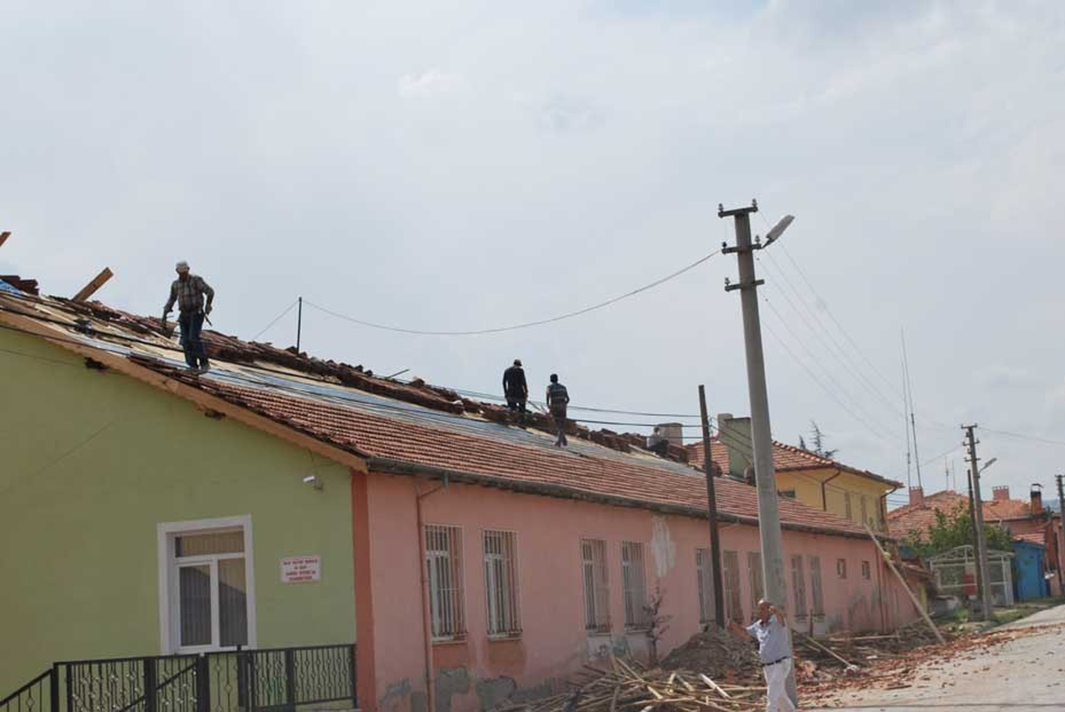 Halk Eğitimi Merkezi Çatısının Ancak Yarısı Onarılıyor