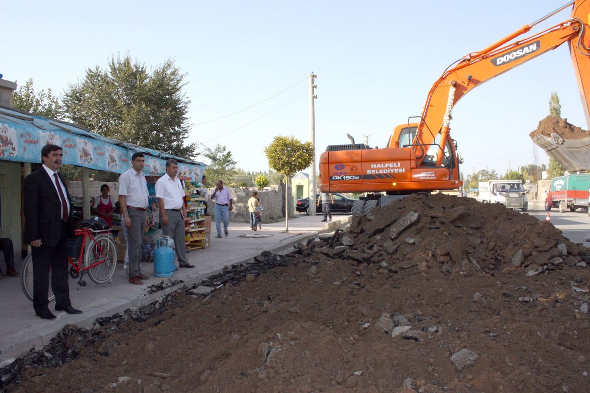 Iğdır Belediyesi\'nden Bozulan Asfalt Yerine Parke Taşı