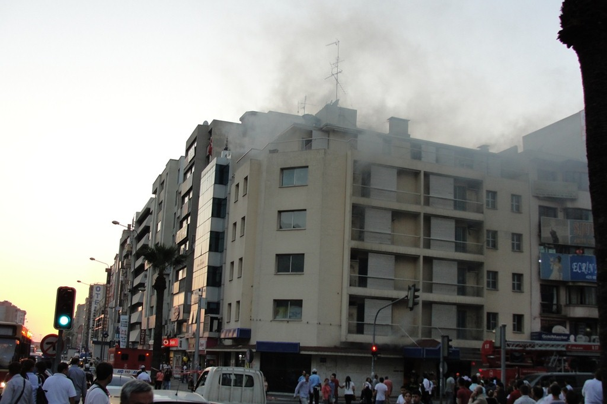 İzmir\'de Otel Yangını