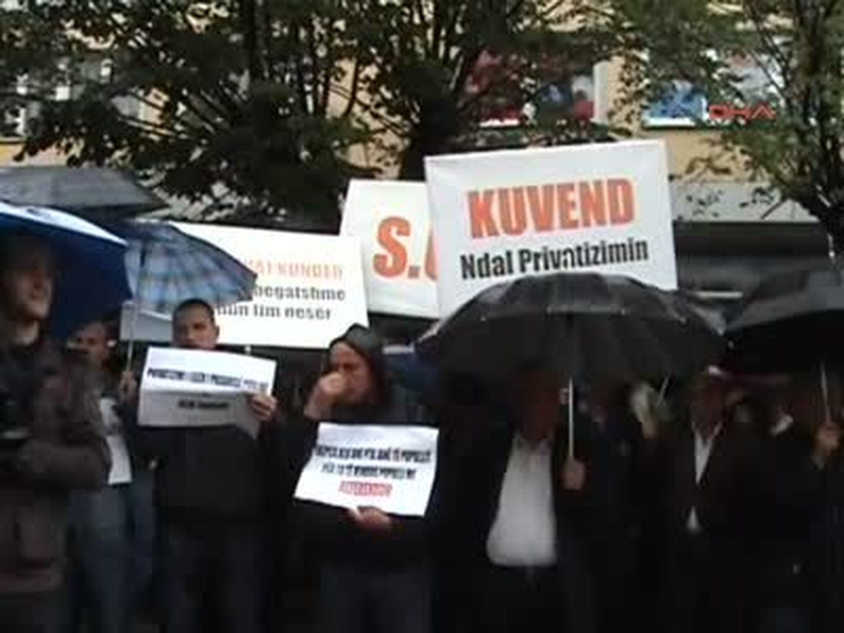 Kosova\'da Özelleştirme Karşıtı Protesto Eylemi