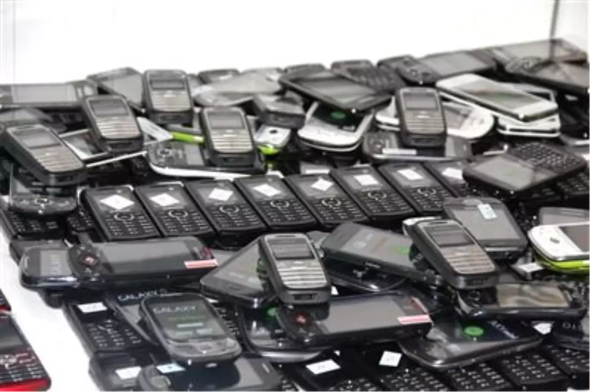 Nizip'te 219 Adet Kaçak Cep Telefonu Ele Geçirildi