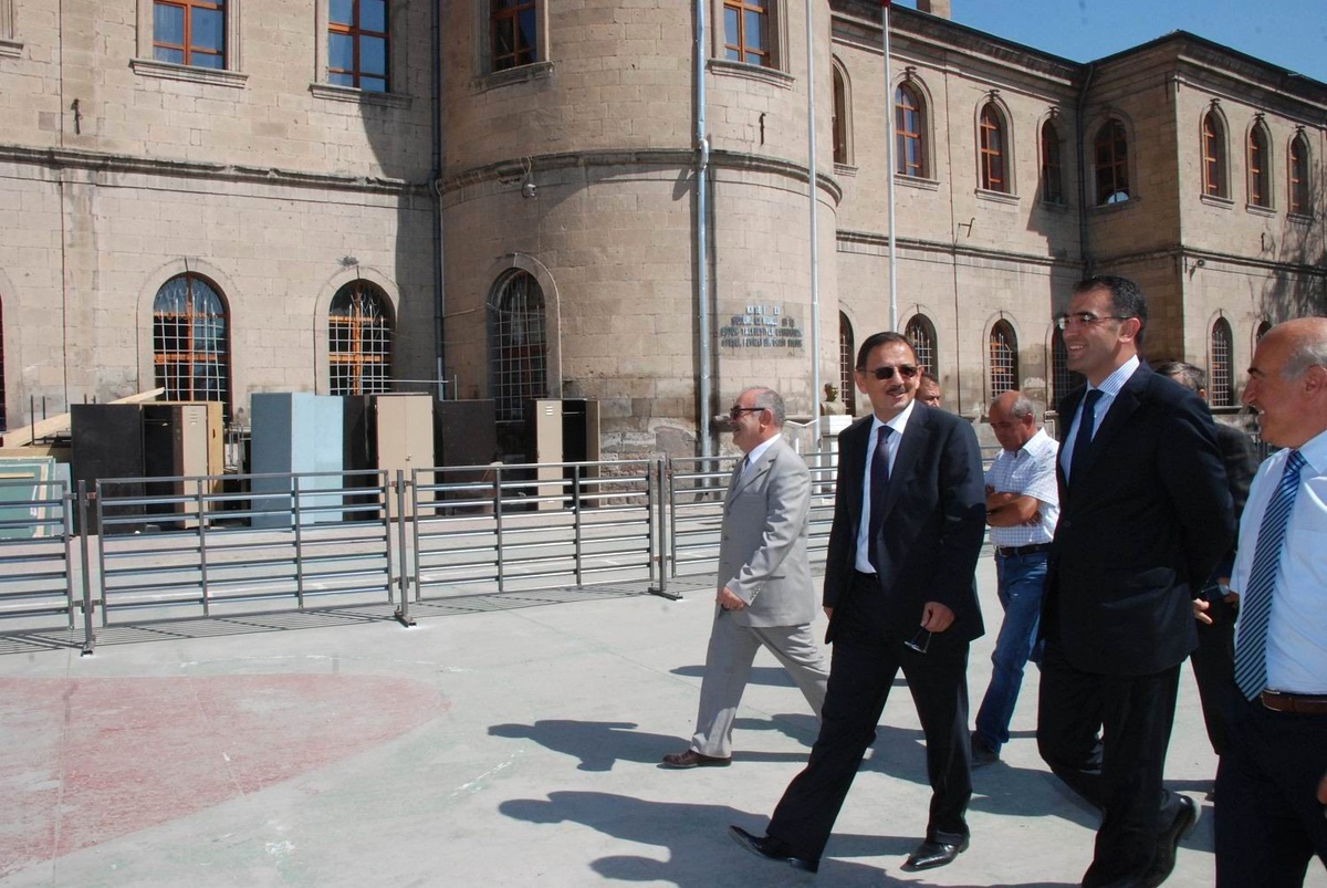 Özhaseki Kayseri Lisesi\'ni Gezdi