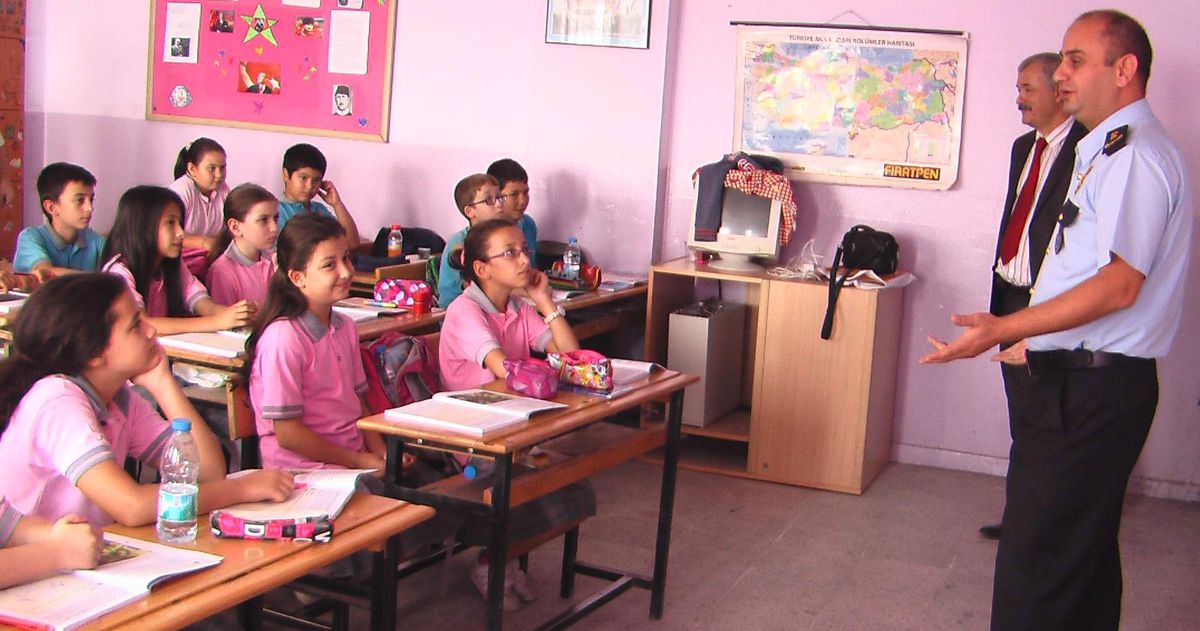 Polisler Mesleklerini Öğrencilere Tanıttı