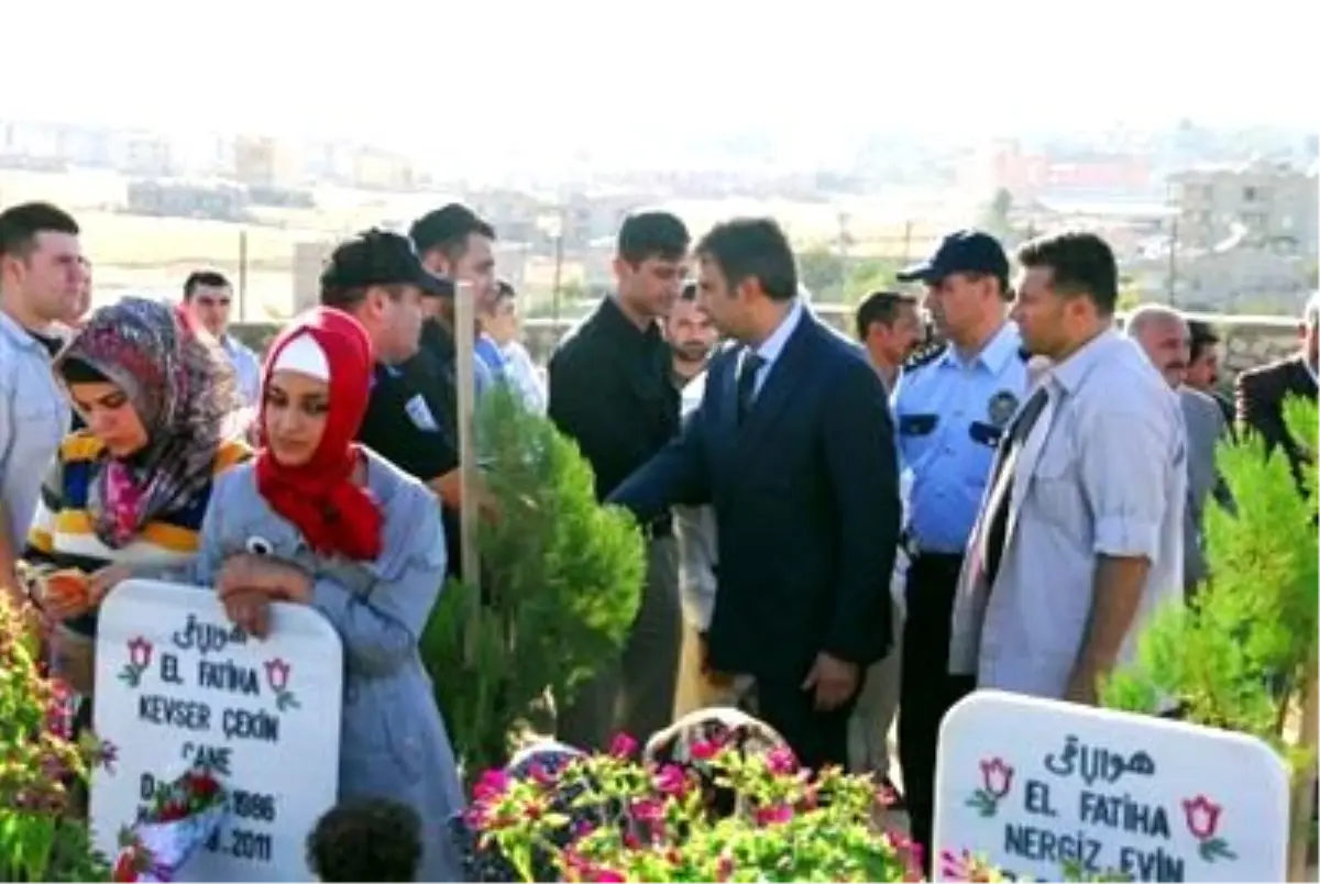 Siirt\'te Geçen Yıl Öldürülen 4 Genç Kız Mezarları Başında Anıldı