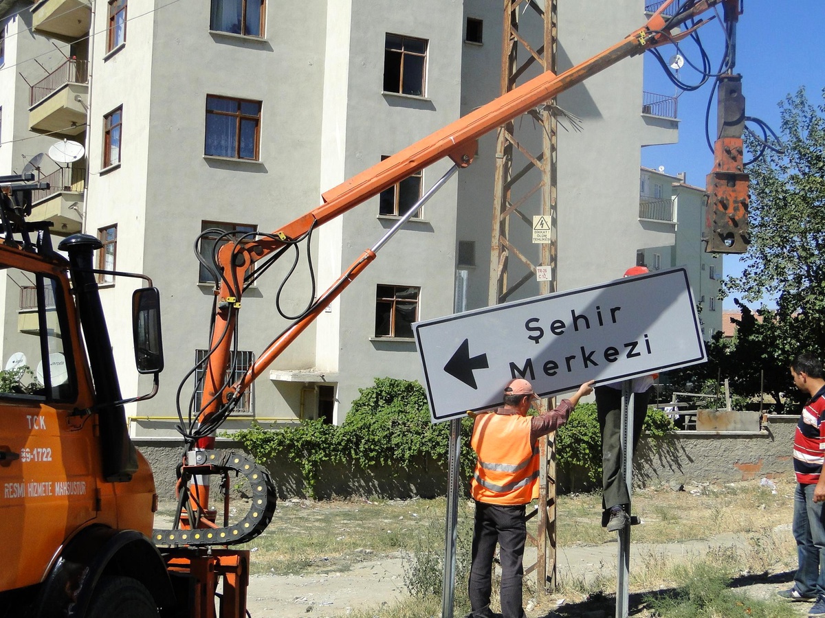 Sungurlu\'da Cadde ve Sokaklara Yol Gösterici Levhalar Asıldı