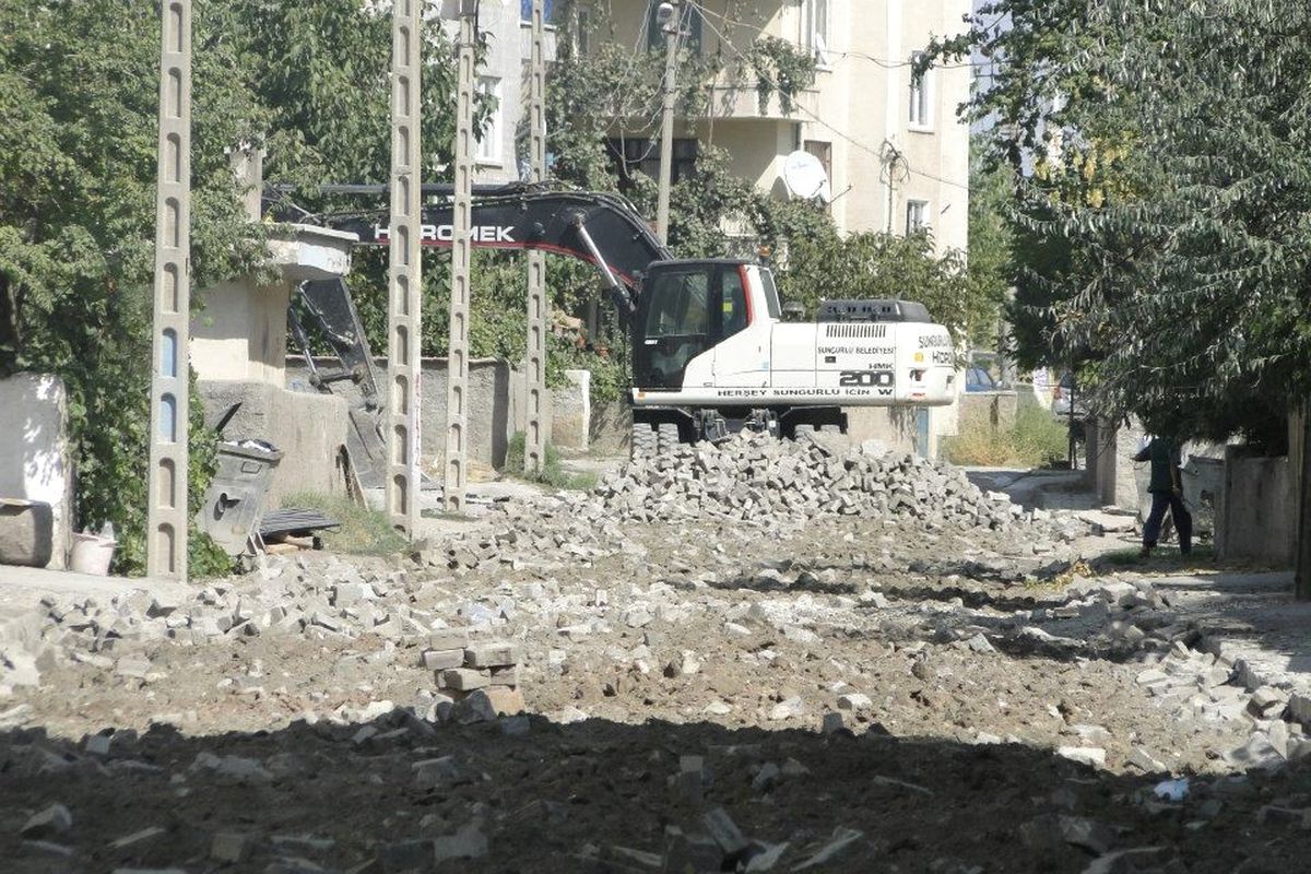 Sungurlu\'da Yol Yapım Çalışmaları Devam Ediyor