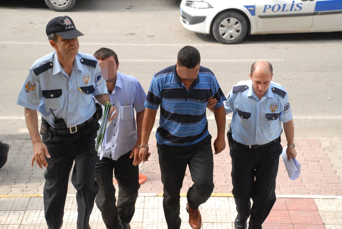 Tabancayla Yakalanan 2 Kişi Gözaltına Alındı