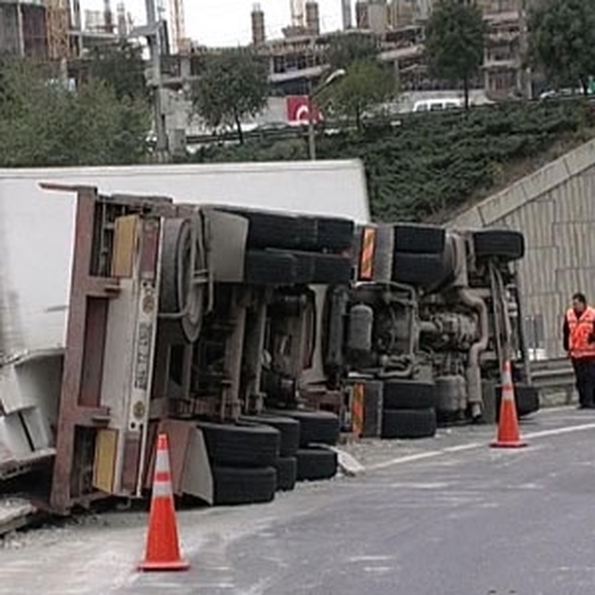 Tır Yan Yattı, Yalova Yolu Trafiğe Kapandı