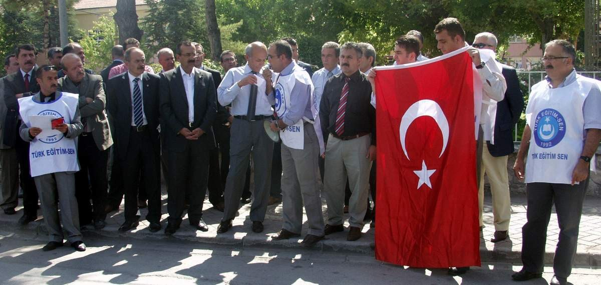 Türk Eğitim-Sen\'den "Bayrak" Şiir\'ine Destek
