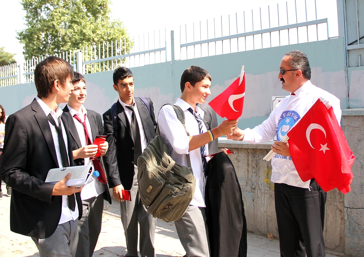 Türk Eğitim-Sen\'nde Öğrencilere "Bayrak" Şiirli Ayraç