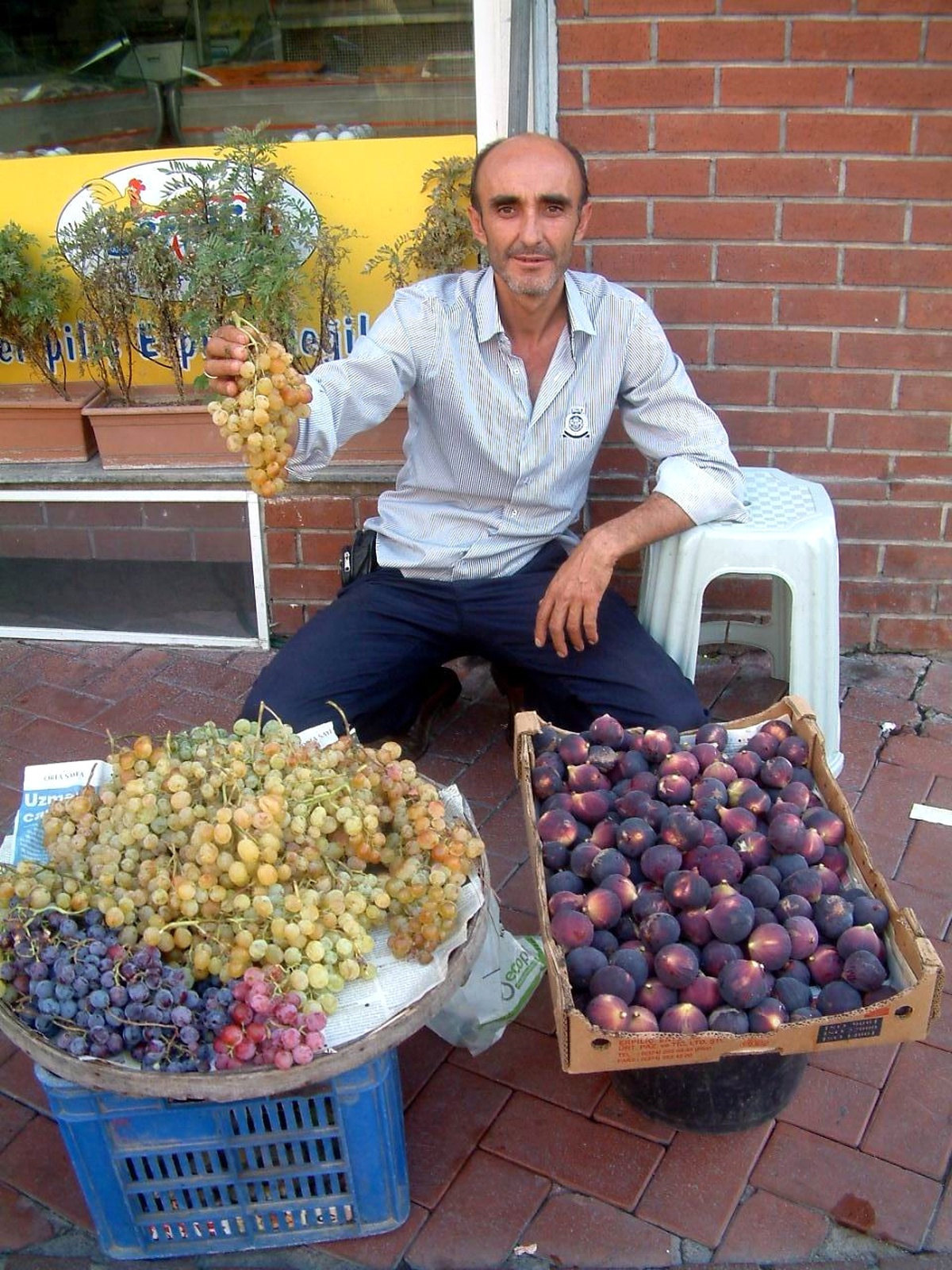 Üzüm ve İncir Satarak Çocuk Okutuyor