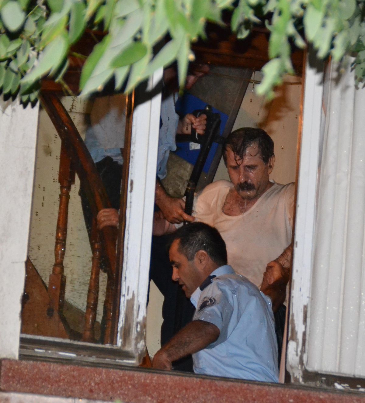 Baltalı Şahıs, Kendini Eve Kitledi