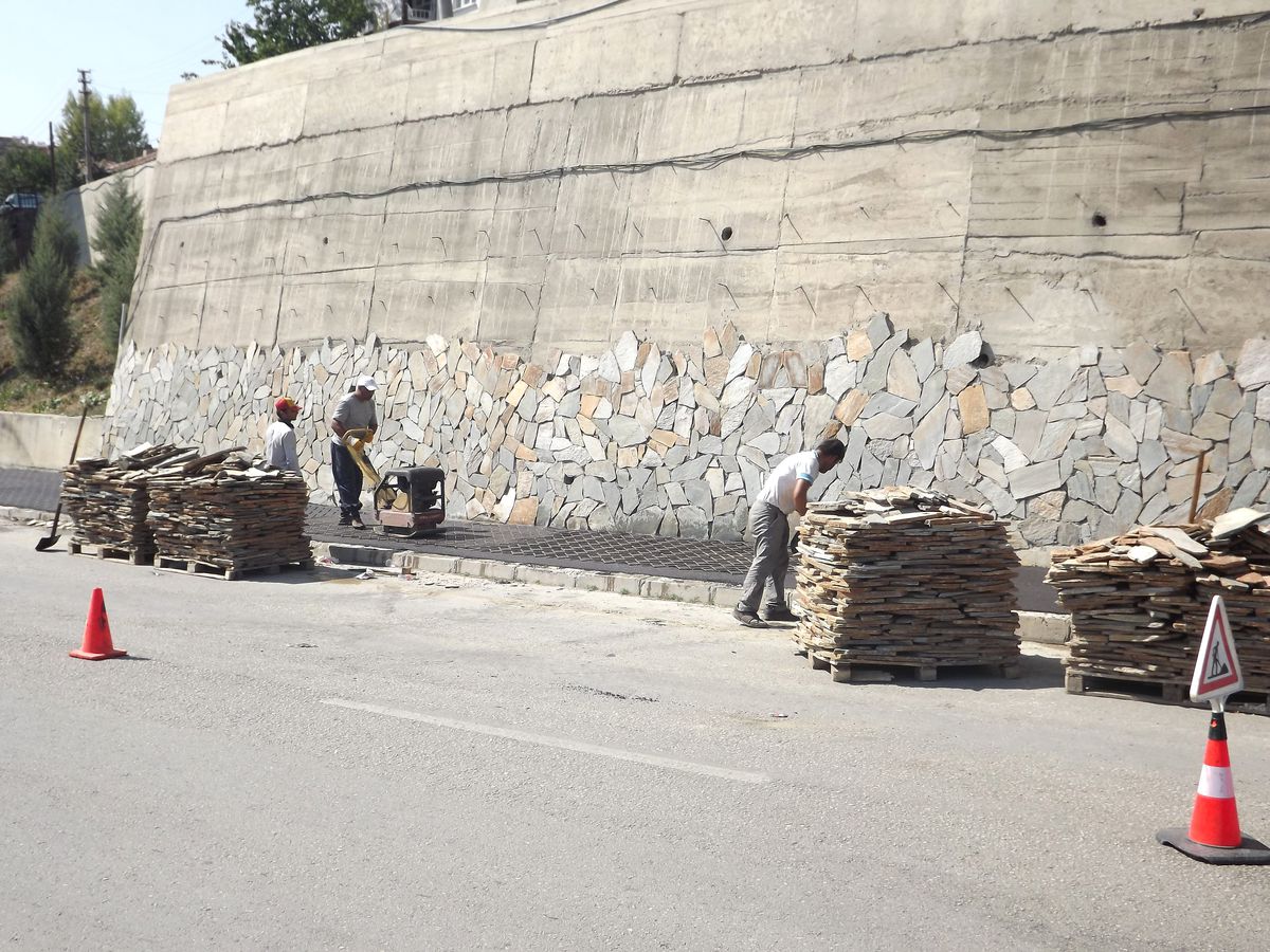 Beton Duvarlara Belediyeden Taş Parke