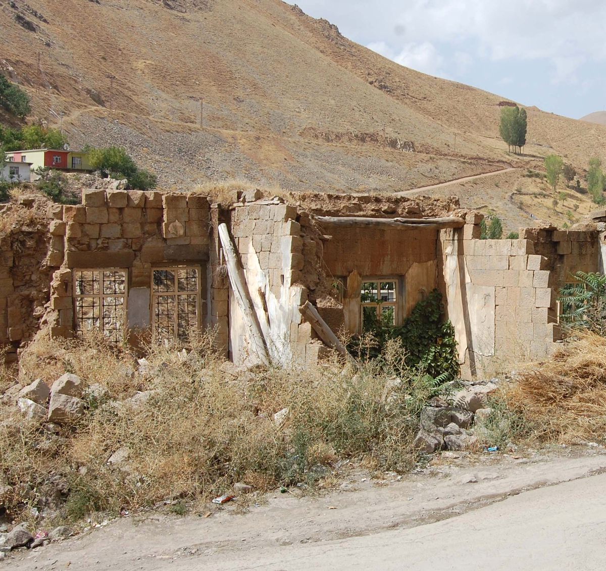 Bitlis\'te Vakfedilen Eserler Yıkılmaya Terk Ediliyor