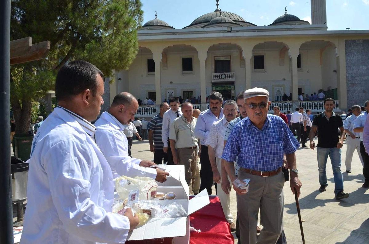 Denizli Belediyesi 2 Bin Kişiye Helva Dağıttı