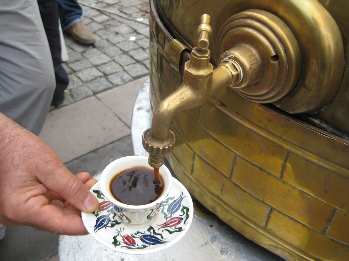 Dünyanın "En Büyük Cezvesi" ile Kahve İkram Ettiler