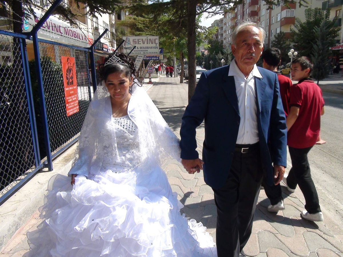 Evlendikten 11 Yıl Sonra Gelinlik-Damatlık Giyip Sokakta Dolaştılar