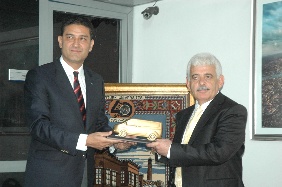 Ford Otosan Genel Müdürü Haydar Yenigün, Erzurum\'da Cindilli Otomotov\'i Ziyaret Etti