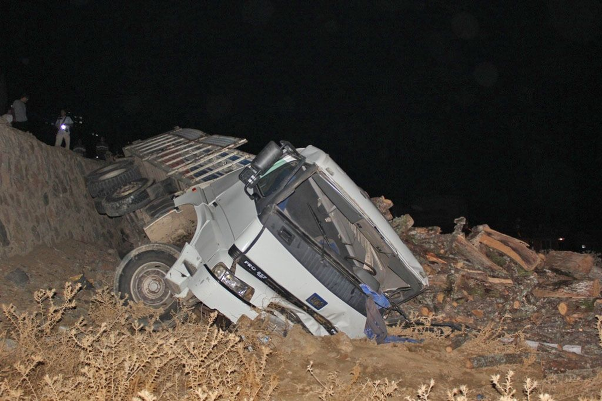 Freni Boşalan Park Halindeki Kamyon, Şarampole Devrildi
