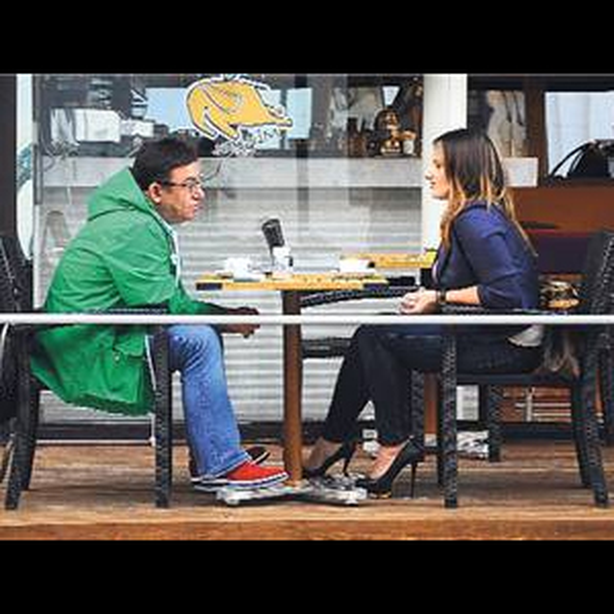 Gazetecilere Aldırış Etmedi