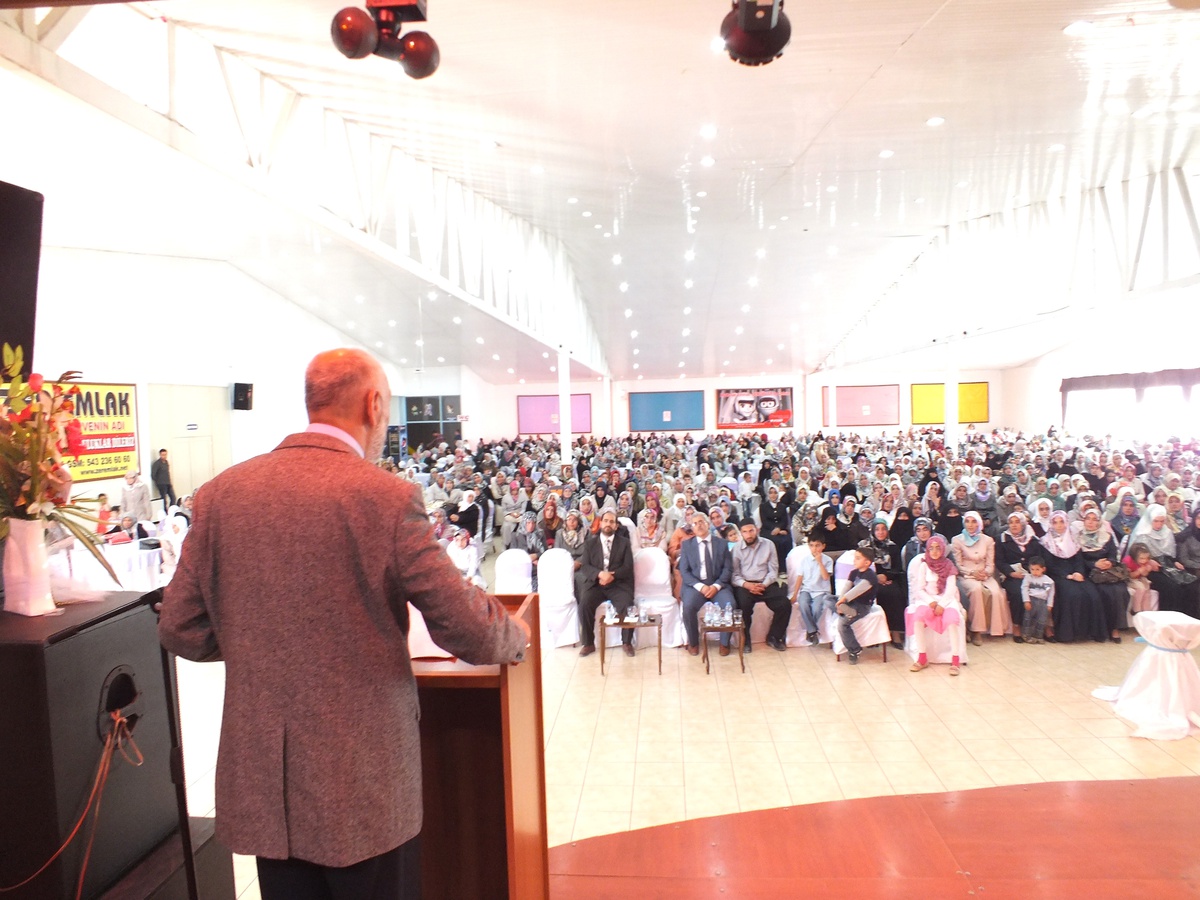 Hafız Alan Kız Kuran Kursu Öğrencileri İçin Taç Giydirme Merasimi