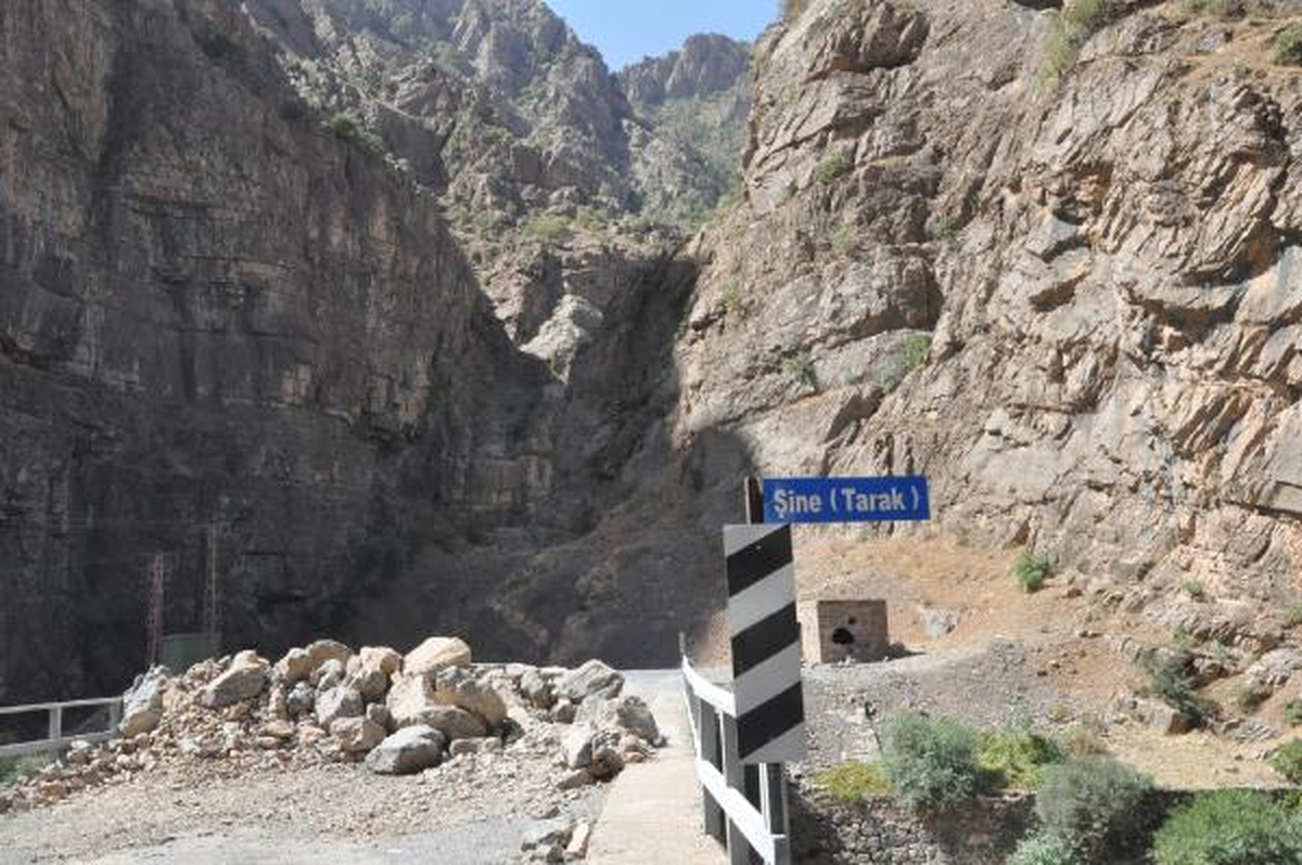 Hakkari'de Şine Köprüsü 2 Haftı Aradan Sonra Ulaşıma Açıldı