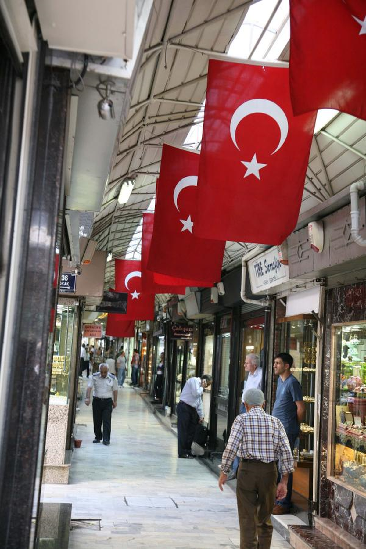 İzmir\'de Bayraklar İnmiyor