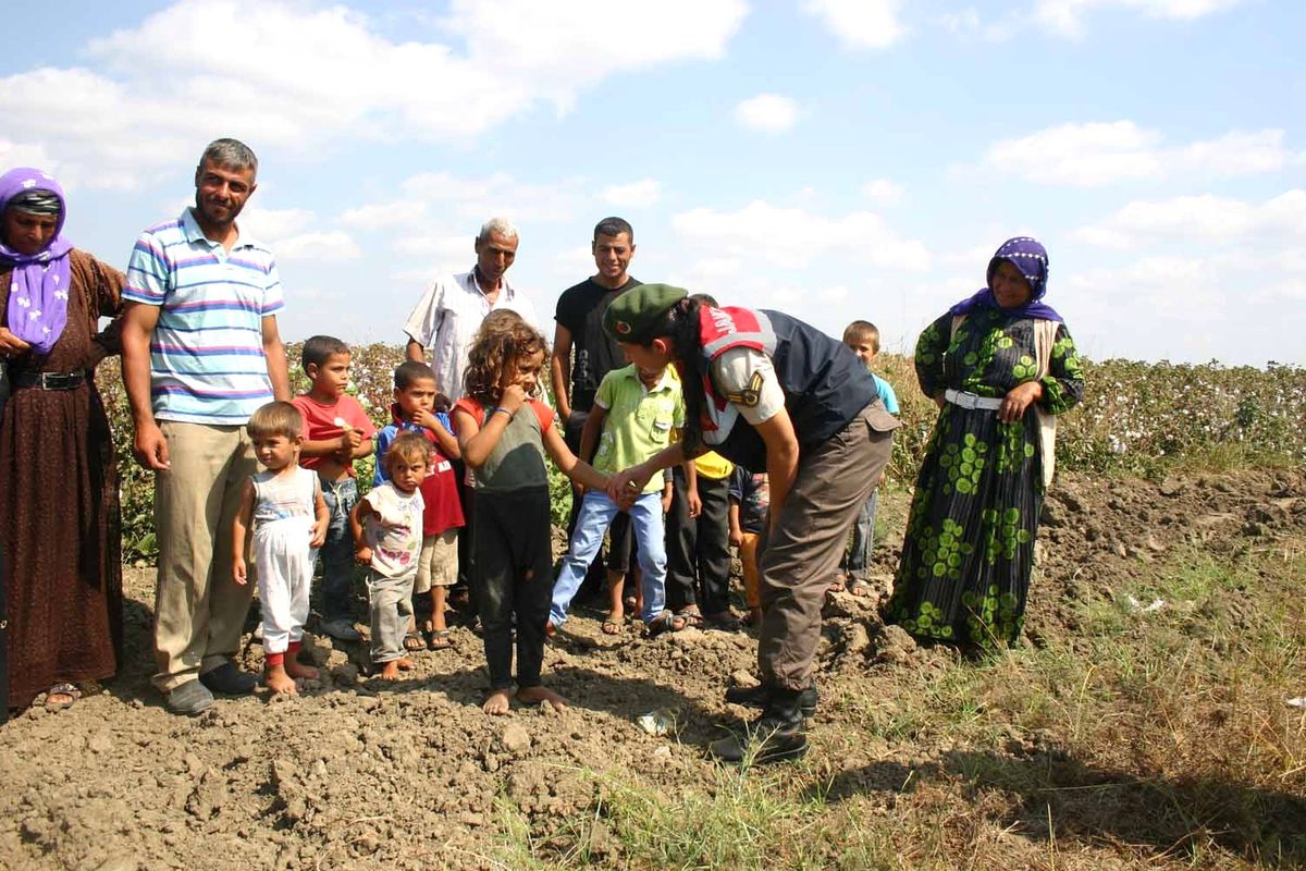 Jandarma Tarlada "Okul Çocuğu" Arıyor
