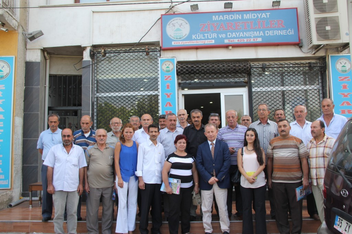 Karşıyakalı Gönüllü Anneler Börek Açıp Tatlı Yaparak, Öğrenci Okutuyor