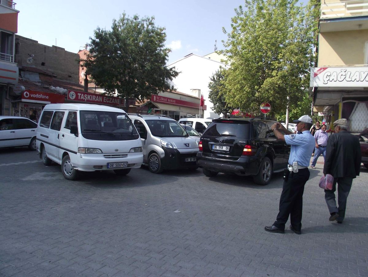 Kulu\'da Hatalı Park Eden Sürücülere Fotoğraflı Uygulama
