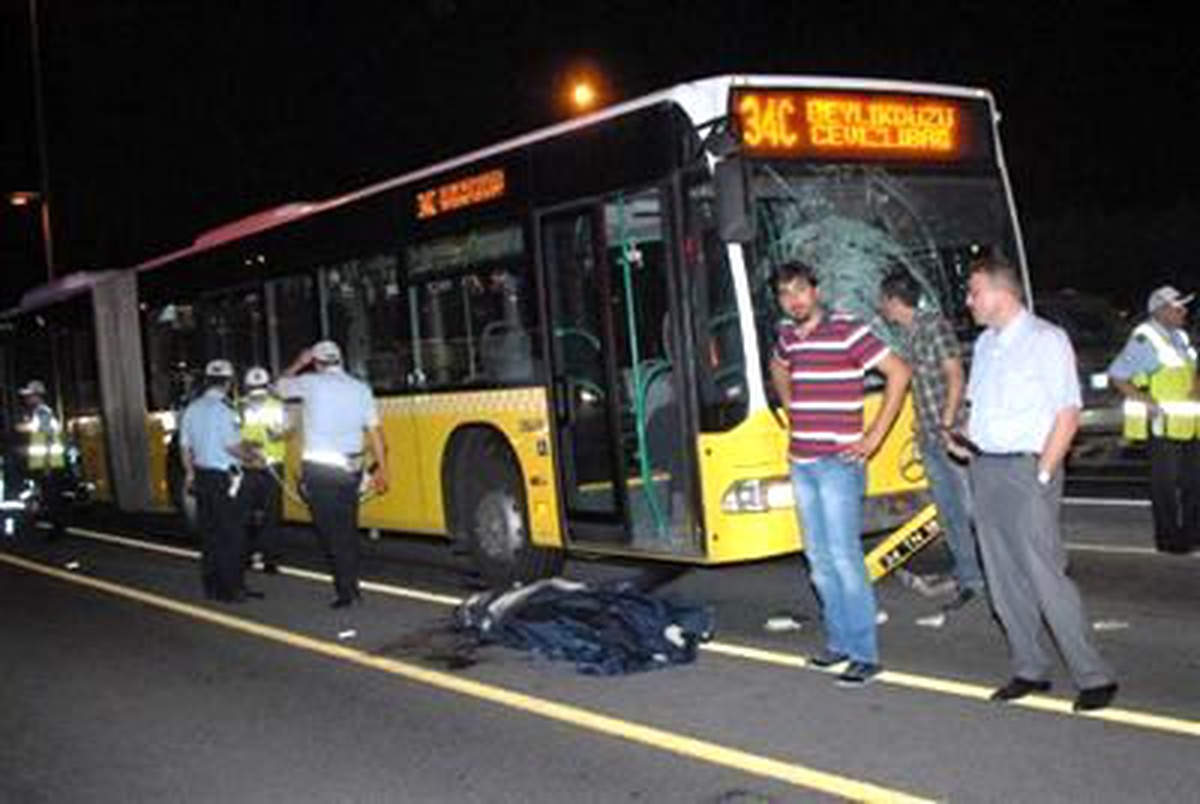 Metrobüs Yoluna Giren Yaya Öldü