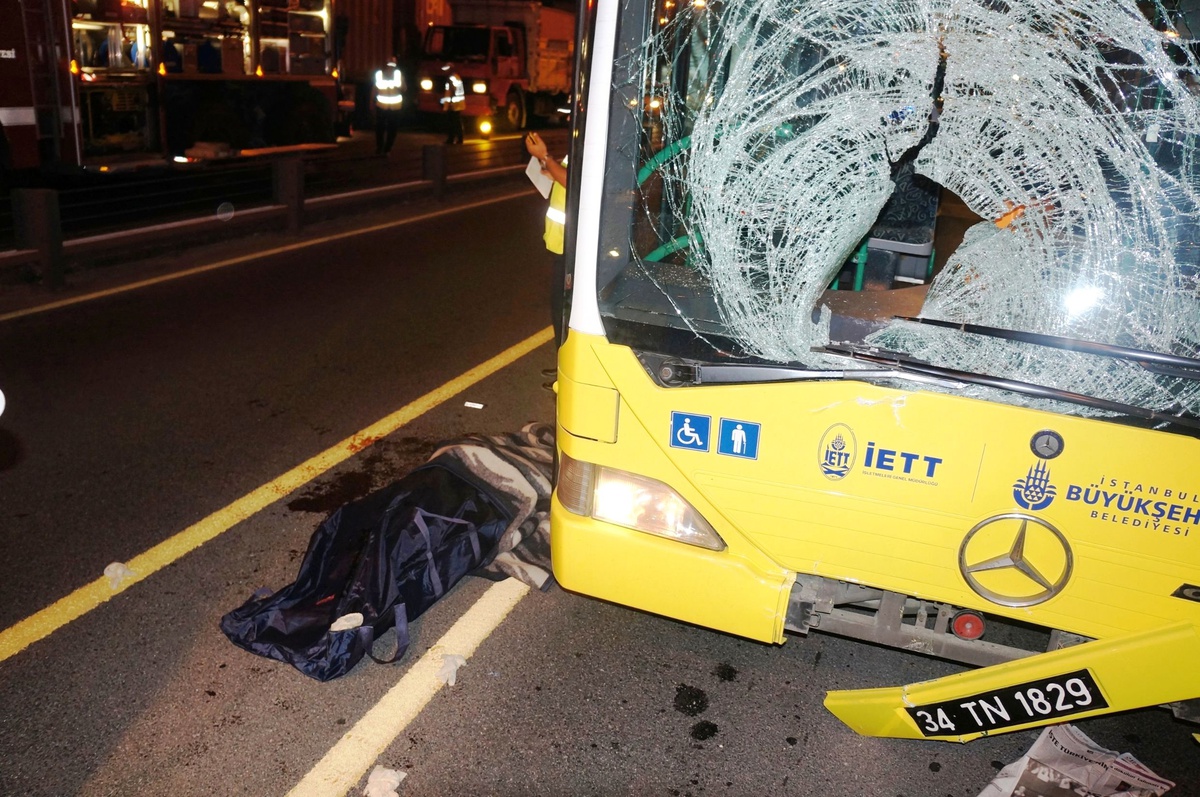 Metrobüs Yolunda Feci Kaza: 1 Ölü