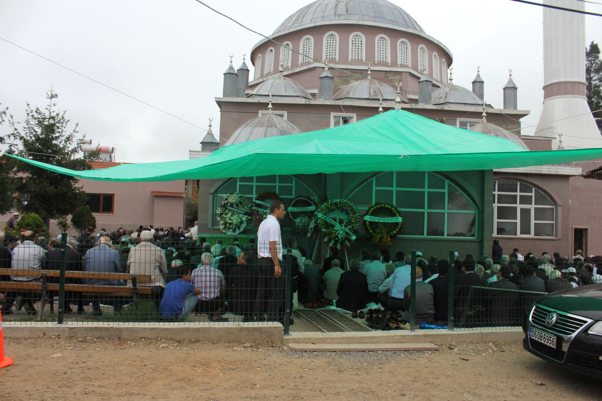 Mustafa İsen\'in Babası Toprağa Verildi