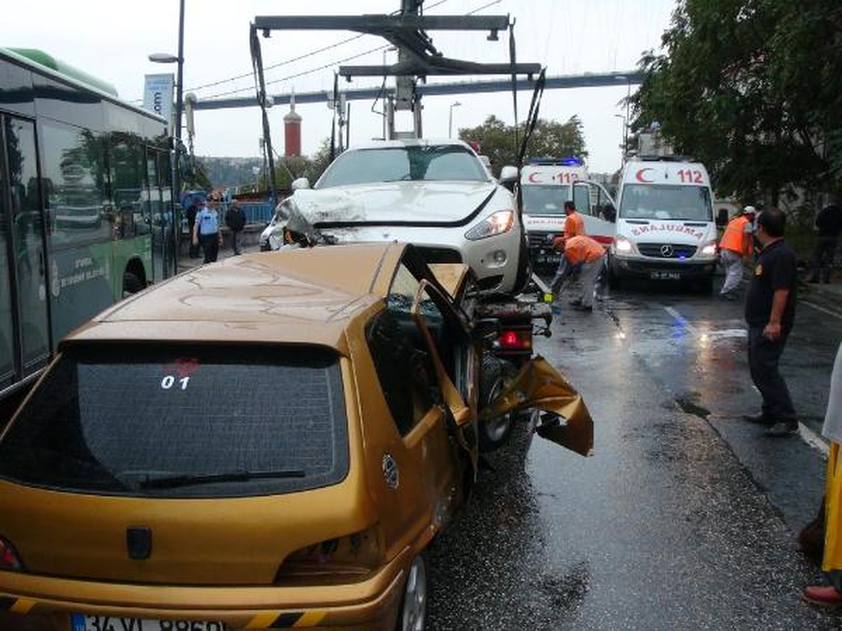 Ortaköy\'de Yağışla Gelen Kaza: 3 Yaralı