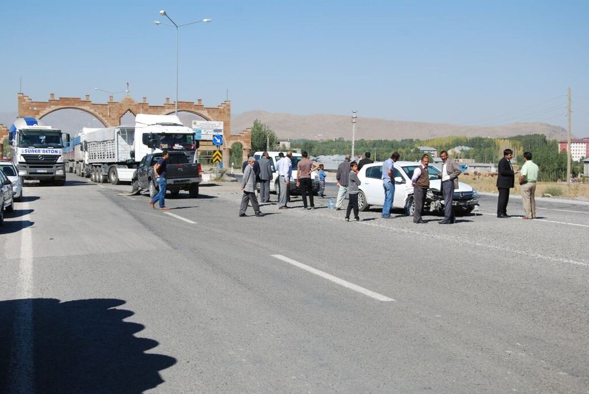 Patnos\'ta Trafik Kazası, 3 Yaralı