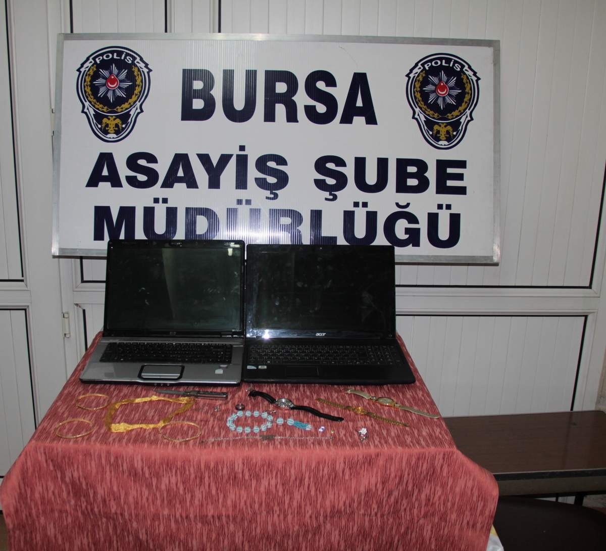 Polisten Kaçarken Altın Dolu Poşeti Yola Saçtılar