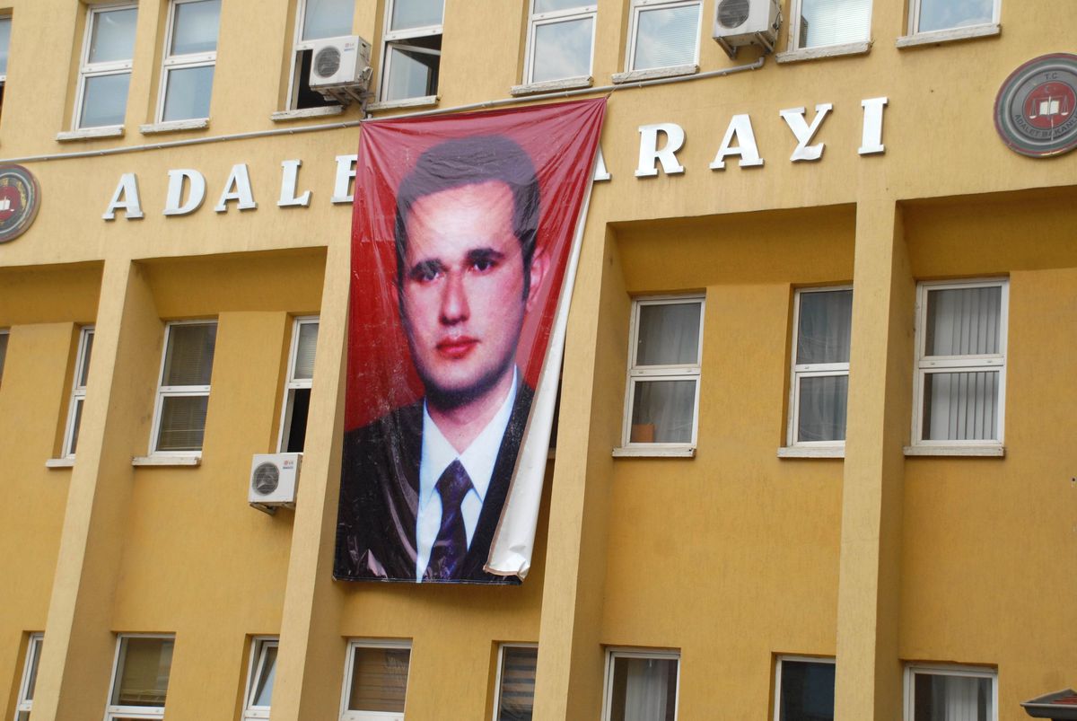 Posteri, Staj Yaptığı Adliye Binasına Asıldı