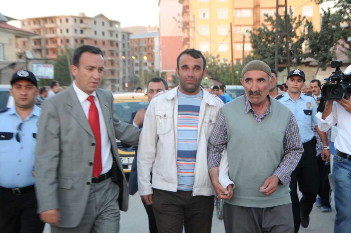 Şehit Polisin Baba Ocağına Ateş Düştü