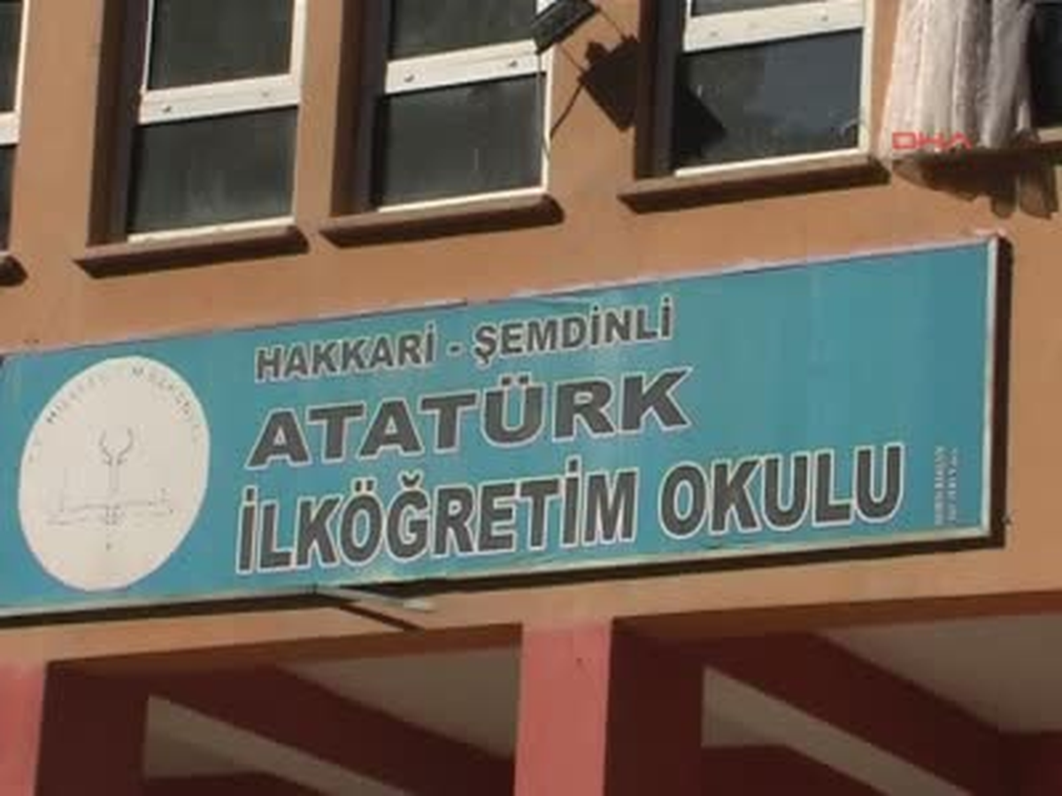 Teröristler Şemdinli\'de Okul Yaktı