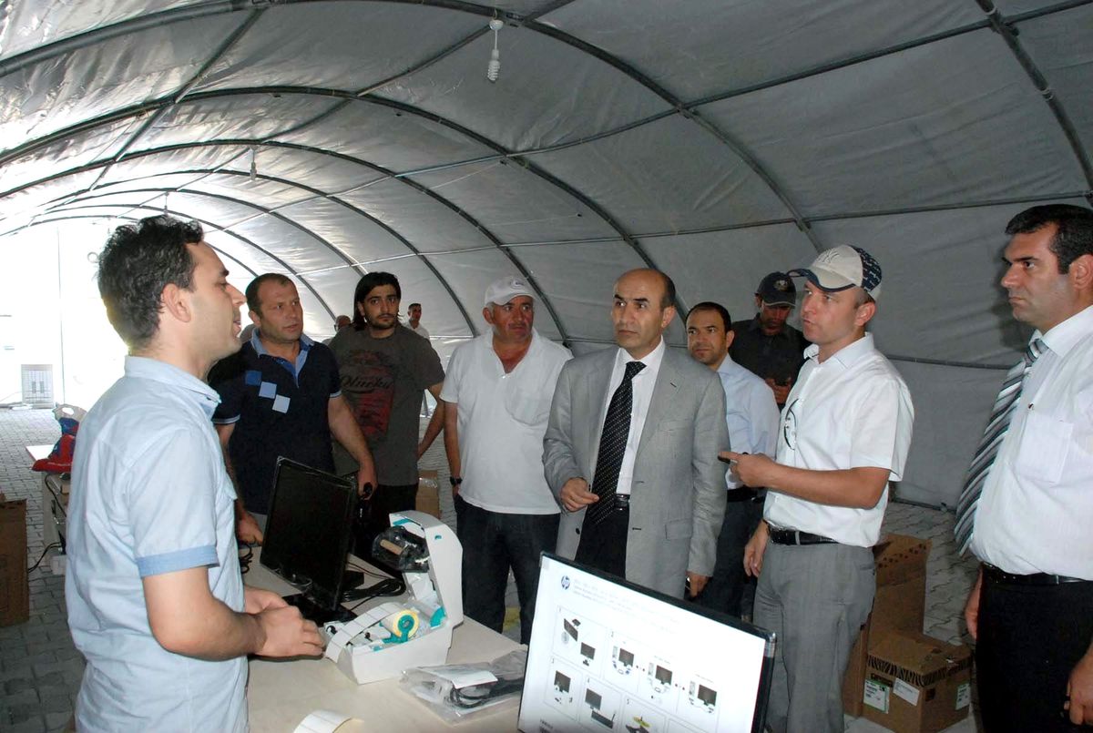 Adıyaman Valisi, Çadır Kentte İncelemelerde Bulundu