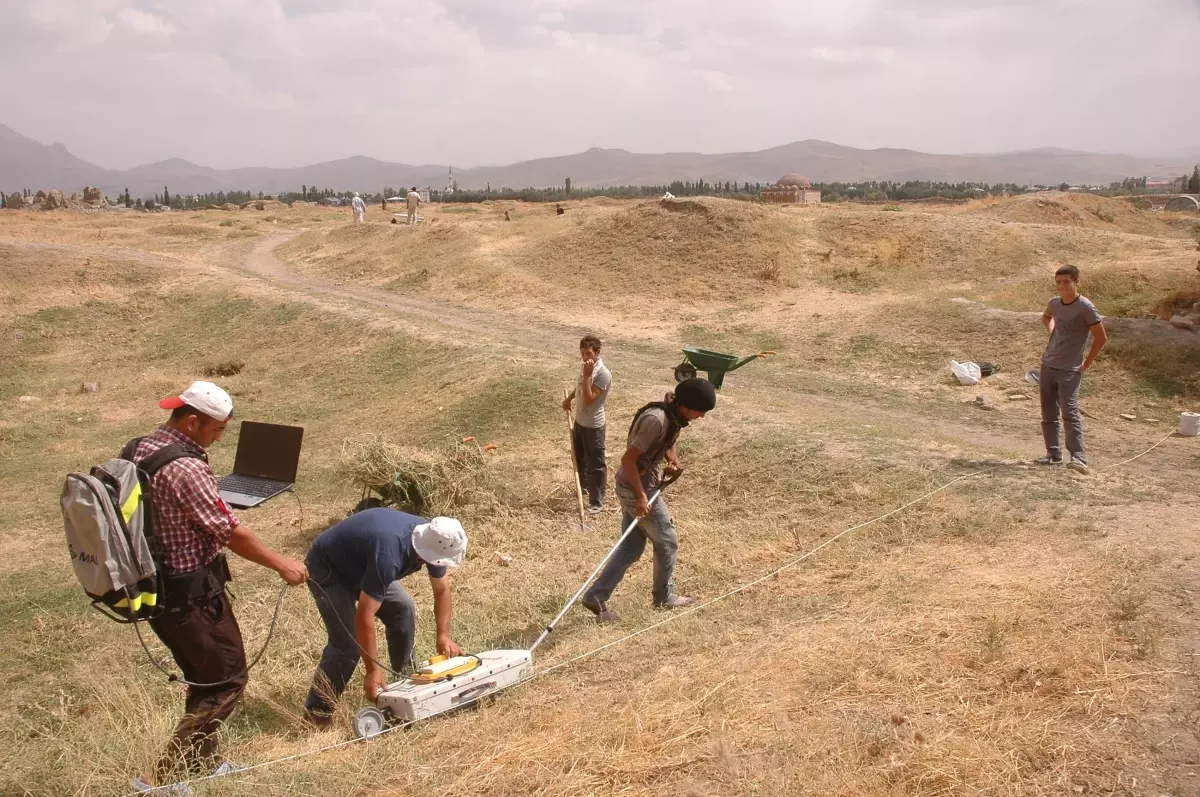 Van Kalesi'ndeki Kazı Çalışmaları