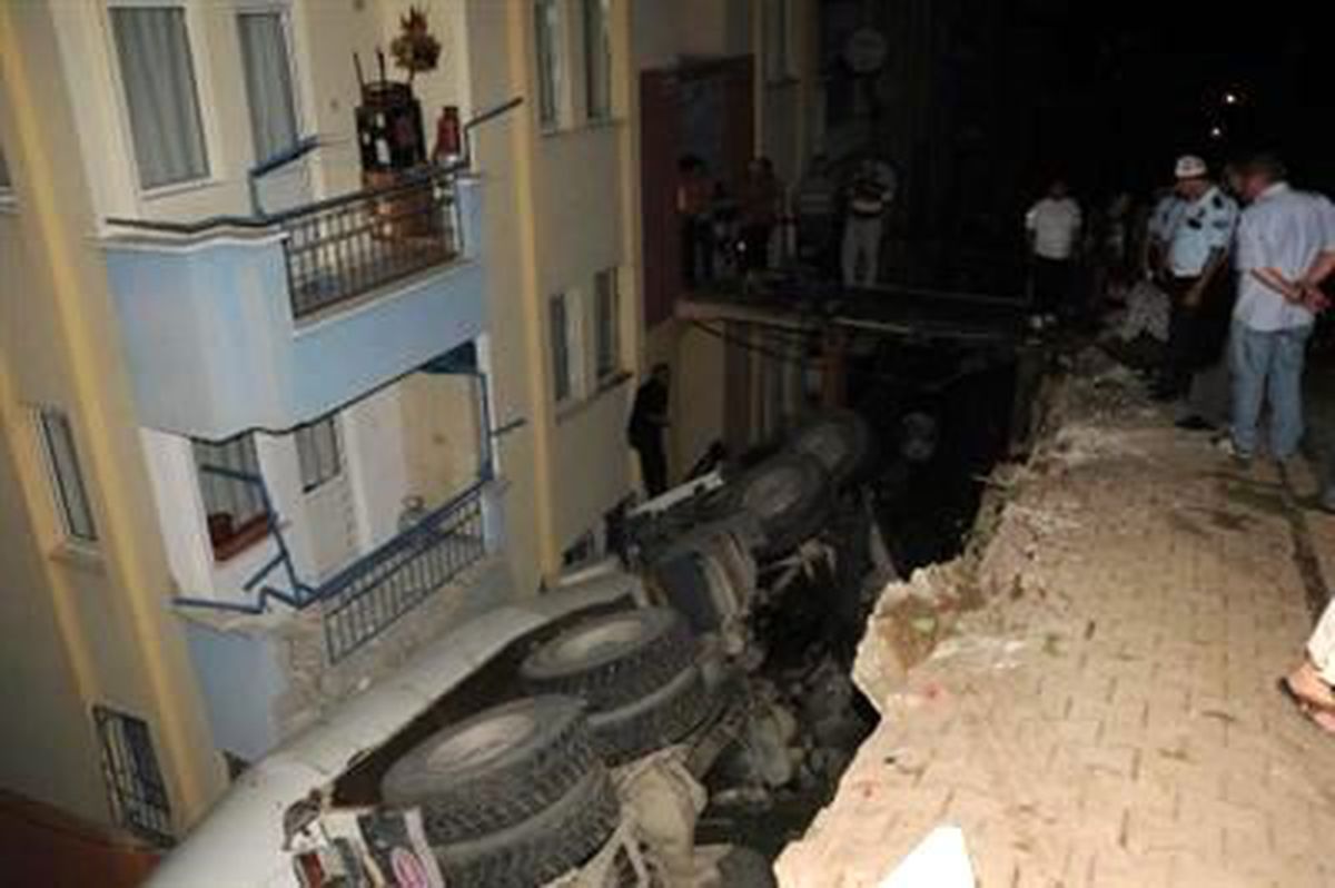 Virajı Alamayan Beton Mikseri, Yuvarlanıp Evin Balkonuna Çarparak Durdu