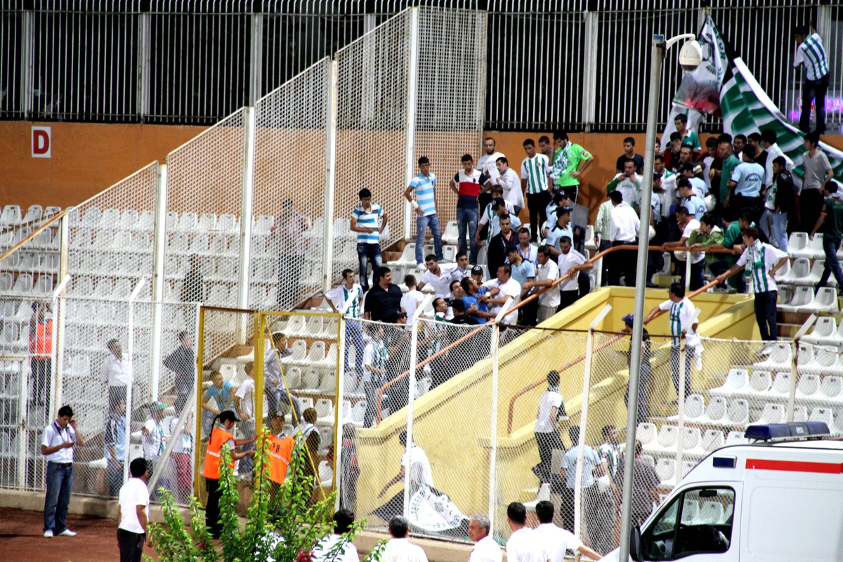 Adana\'da İtfaiye Eri Rakip Takım Tribünlerine Saldırdı