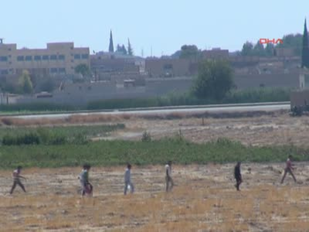 Akçakale1 Muhalifler Suriye Ordusuna Ait Tanklara Roketle Saldırdı