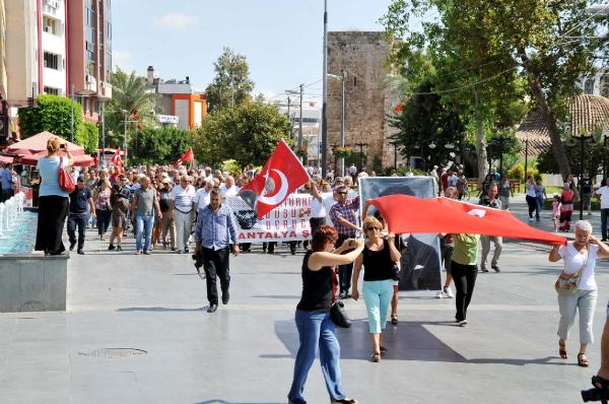 Antalya\'da, \'Balyoz Davası\' Kararları Protesto Edildi