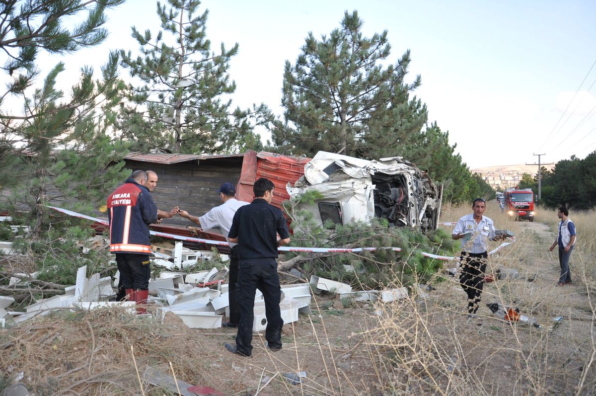 Araçta Sıkışan Yaralıyı İtfaiye Kurtardı