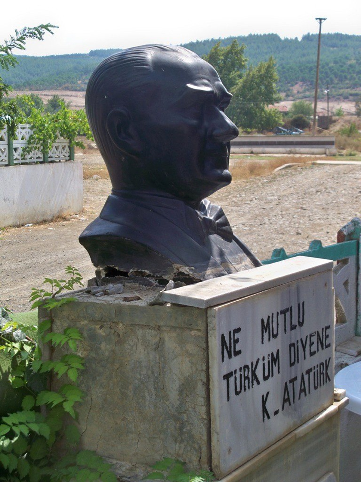 Atatürk Heykelleri Depoda Saklanacak