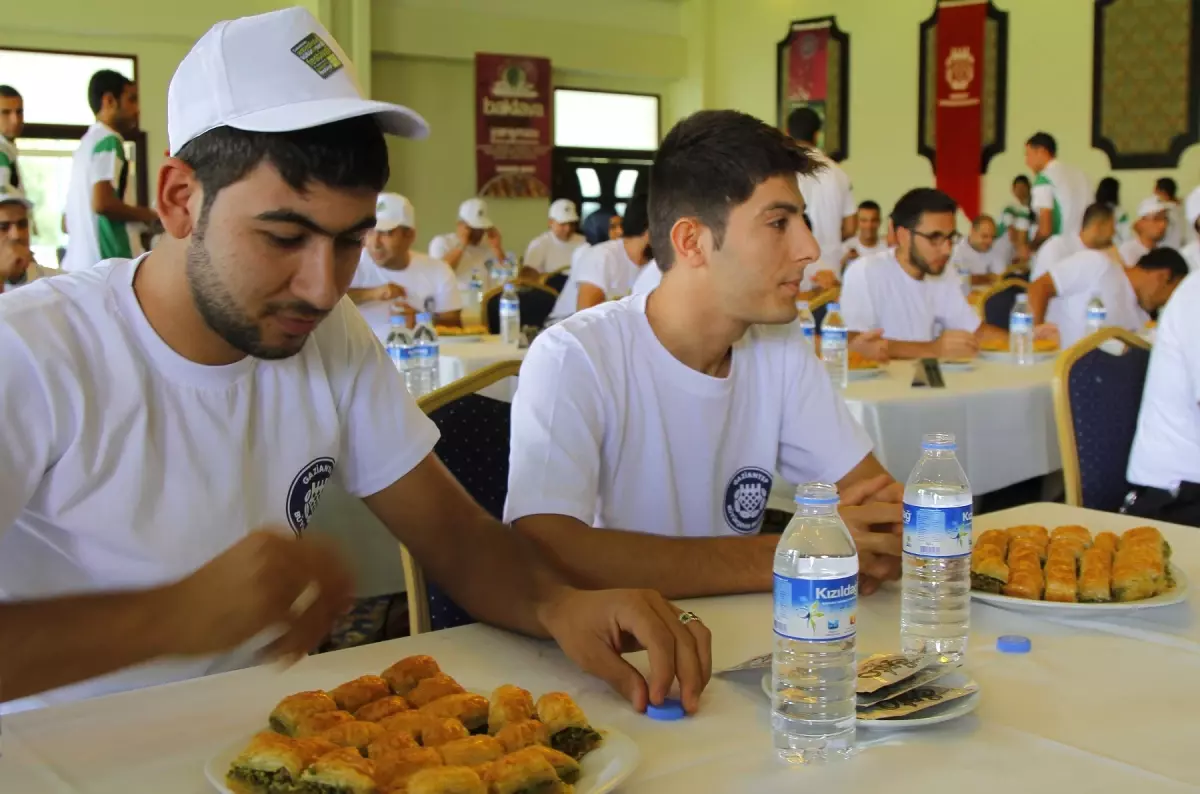 Baklavayı En Kısa Sürede Yemek İçin Yarıştılar