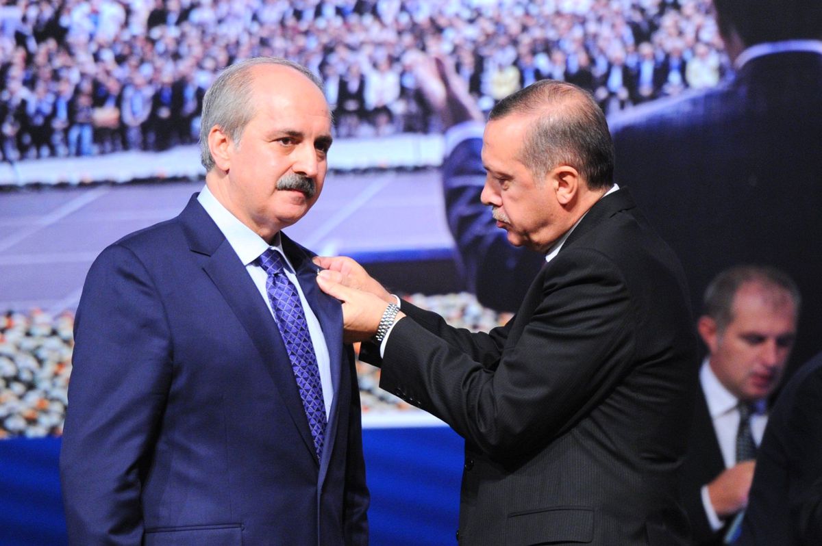 Başbakan Erdoğan\'dan Numan Kurtulmuş\'a AK Parti Rozeti